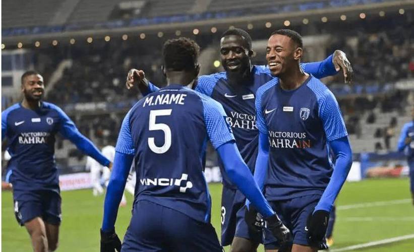 kaiyun sports-集结日马德里竞技战术微调：荷甲节点到来，引发热议，资深球员宣示担当(马德里竞技俱乐部老板是谁)